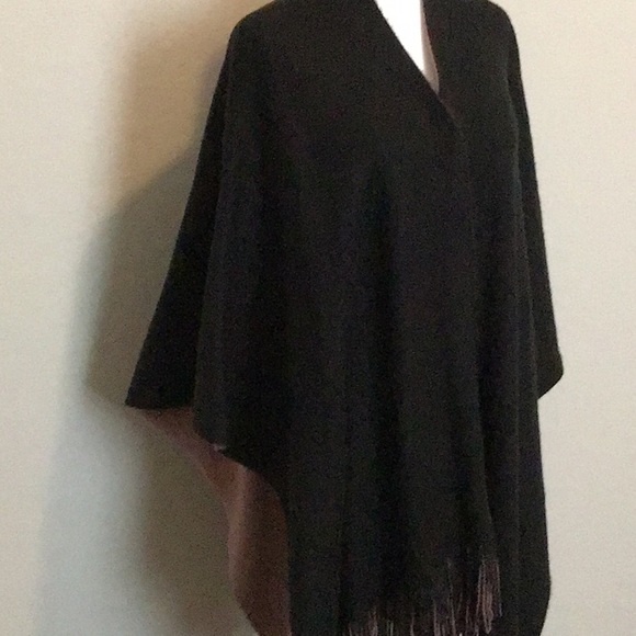 Vince Camuto ruana/wrap in softest black/deep dusty rose acrylic, One Size - Picture 3 of 10